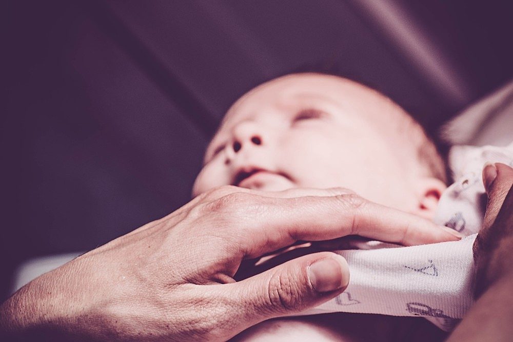 Manobra de Heimlich em bebê: o que é e como fazer?