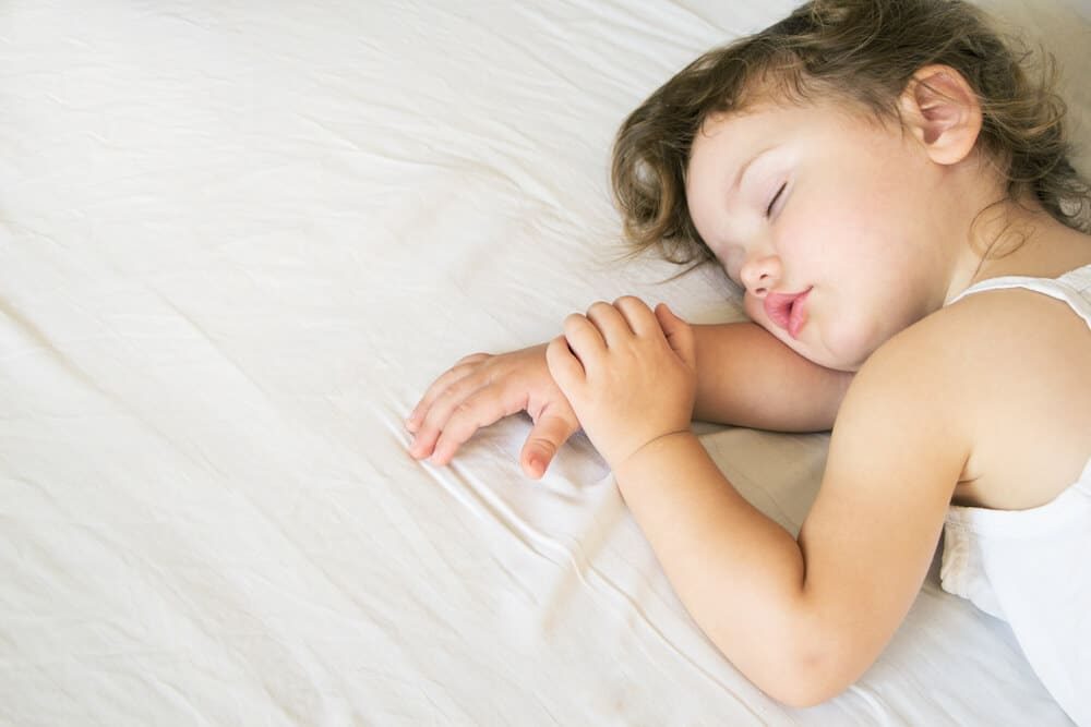 Como reduzir as sonecas do bebê para uma por dia?