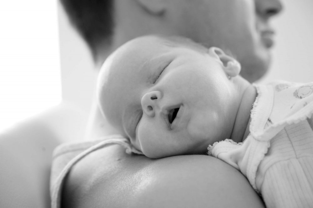 Meu bebê dorme de boca aberta, é normal?