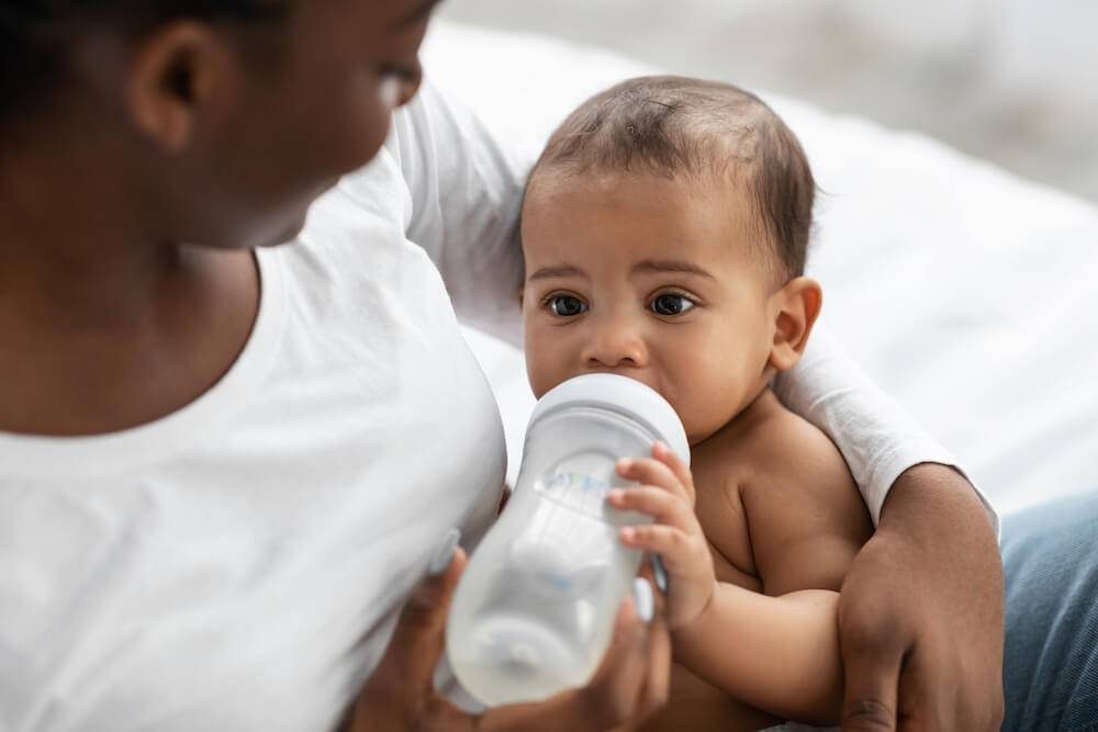 Com quantos meses o bebê segura a mamadeira?