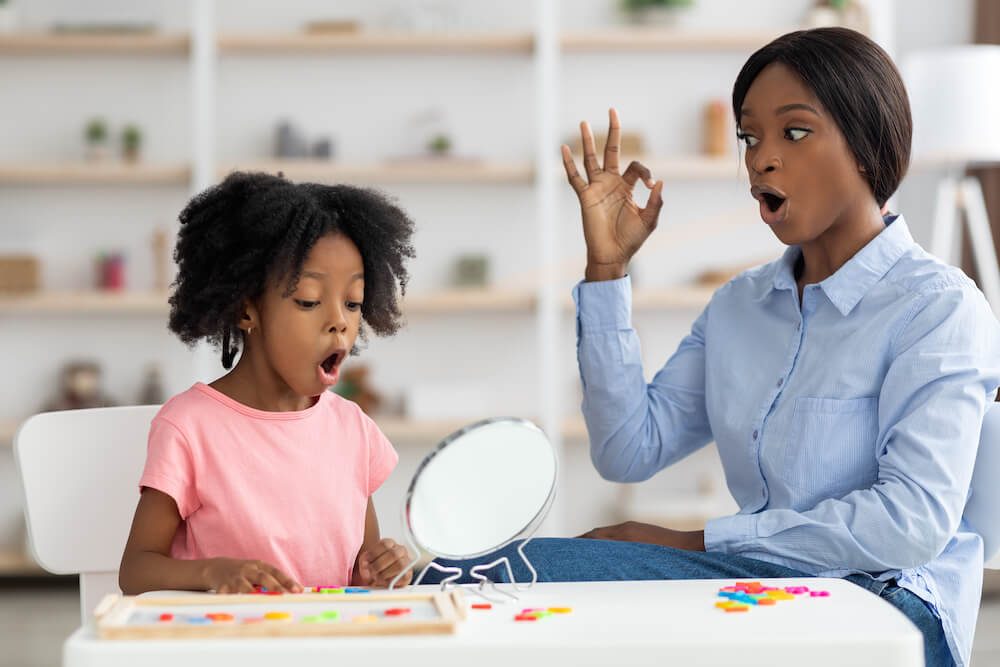 Apraxia da fala na infância (AFI): O que é, Sintomas, Diagnóstico e Tratamento