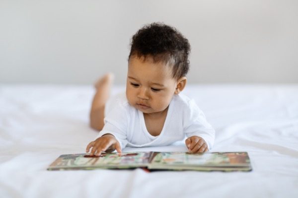 Como ler para seu bebê de 7-8 meses