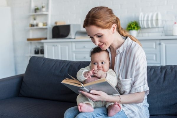 Como ler para o seu bebê de 2-3 meses