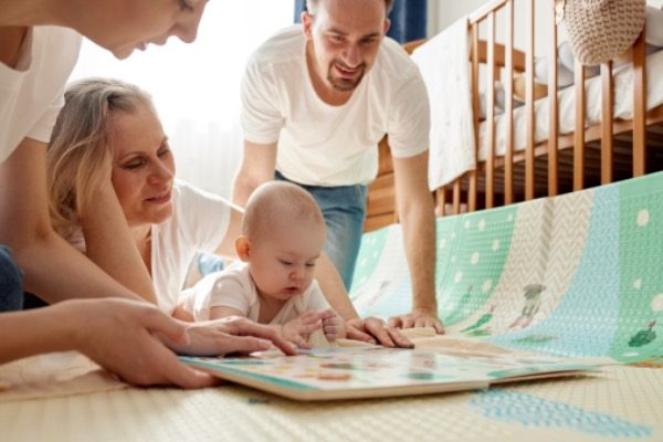 Como ler para seu bebê de 3 a 4 meses