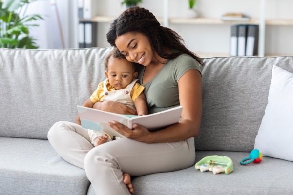 Como ler para seu bebê de 5 a 6 meses