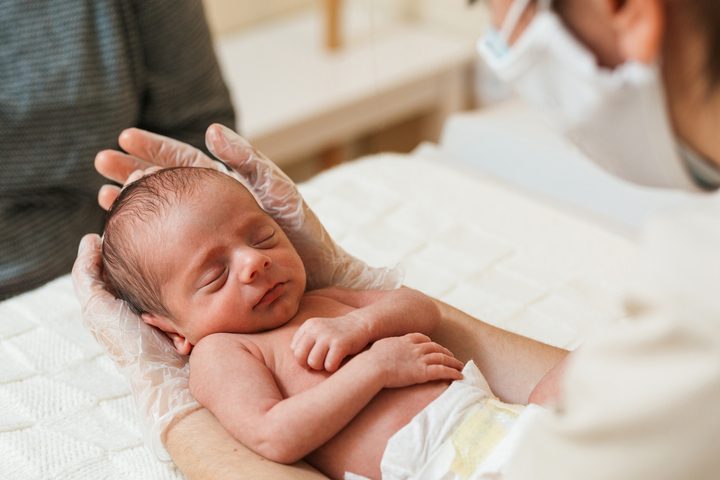 A cabeça chata de um bebê pode ser corrigida?