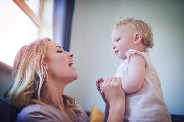 desenvolvimento da linguagem infantil - mãe falando com bebê