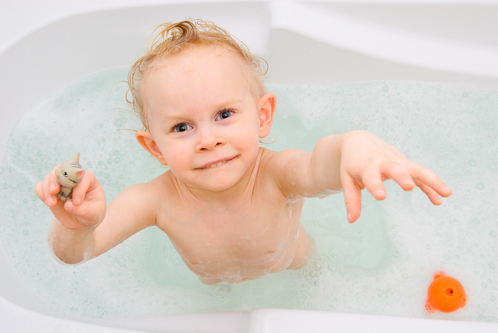 Meu bebê quer ficar de pé na hora do banho!