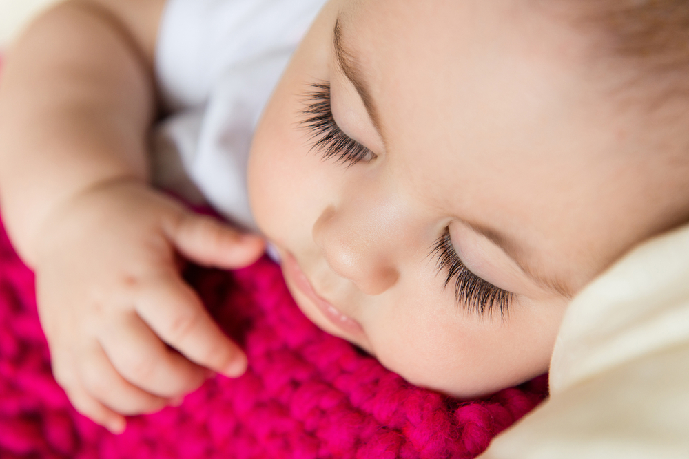 Quanto meu bebê de 13 a 16 meses deve dormir?
