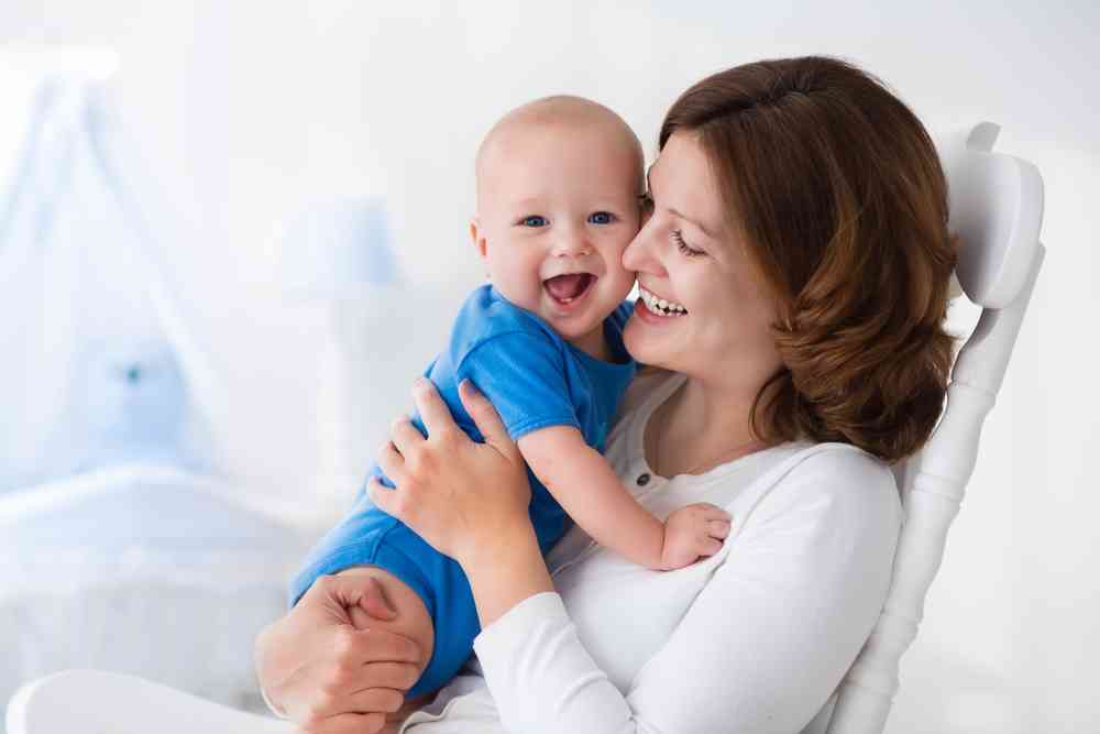 Quais são os benefícios de cantar para o seu bebê?