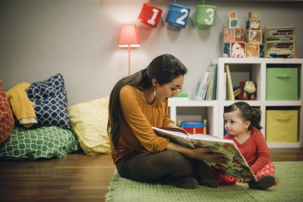 desenvolvimento da linguagem - mãe lendo para o bebê