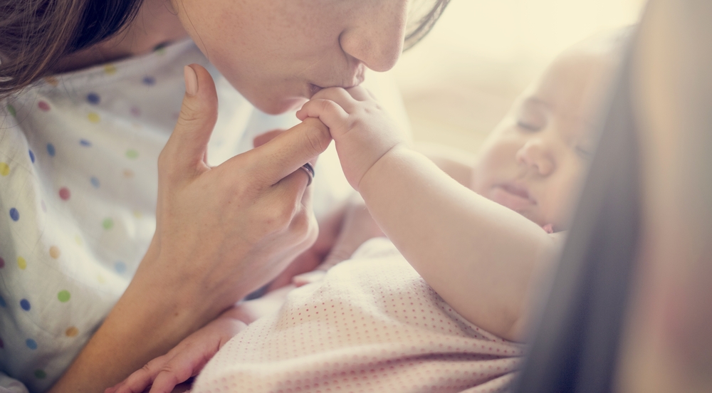 Benefícios do contato físico para os bebês
