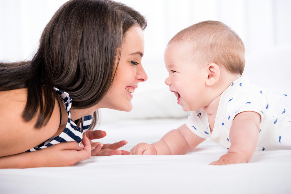 O que é imitação diferida e como ela impacta o desenvolvimento infantil?