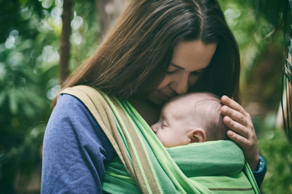 benefícios do sling - mãe com bebê no sling