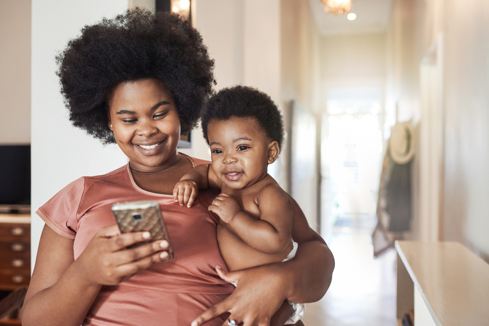 tecnologia na maternidade - mãe com celular e bebê no colo