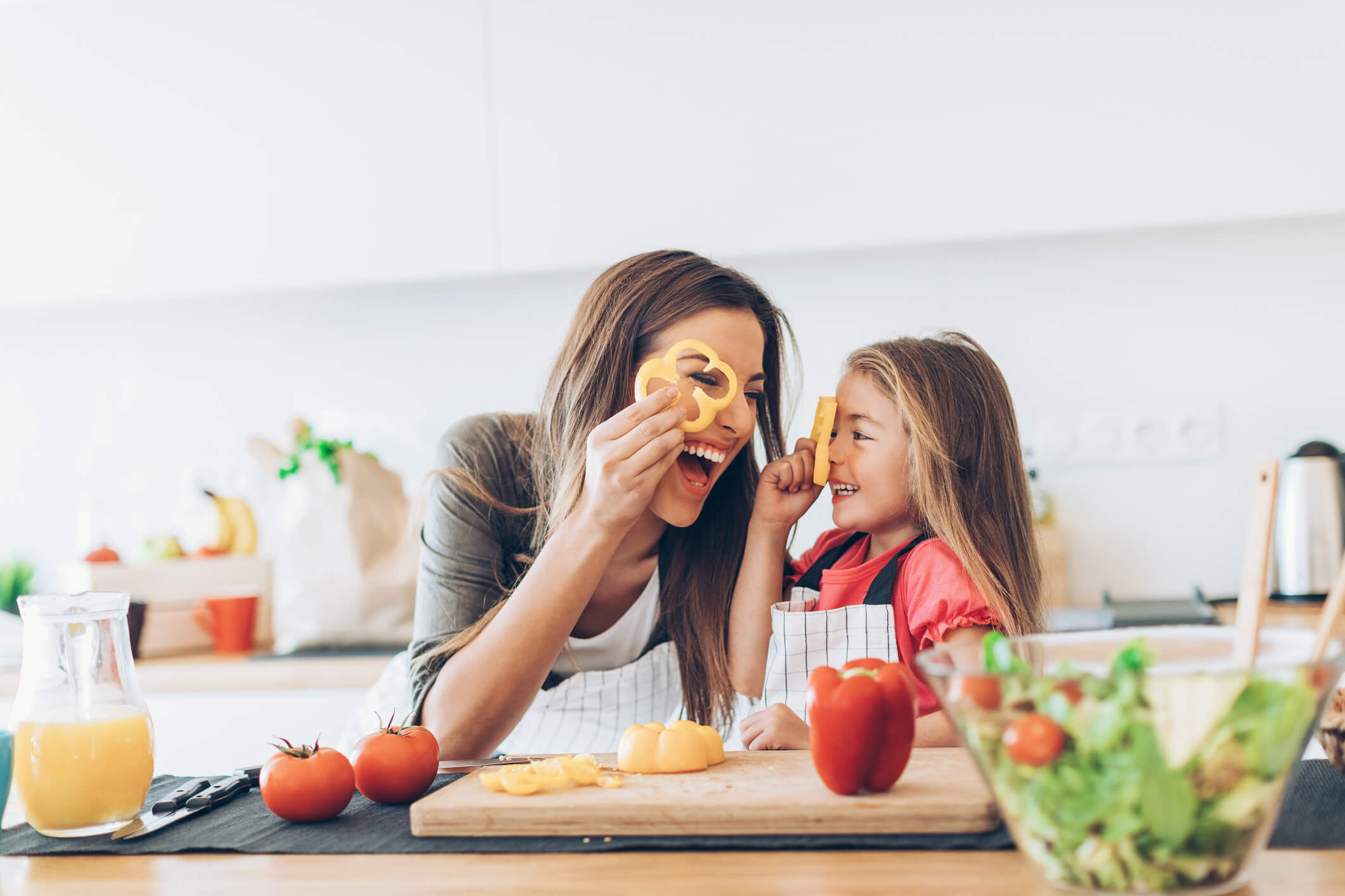 alimentação saudável para crianças - mãe e filha se divertindo com a comida