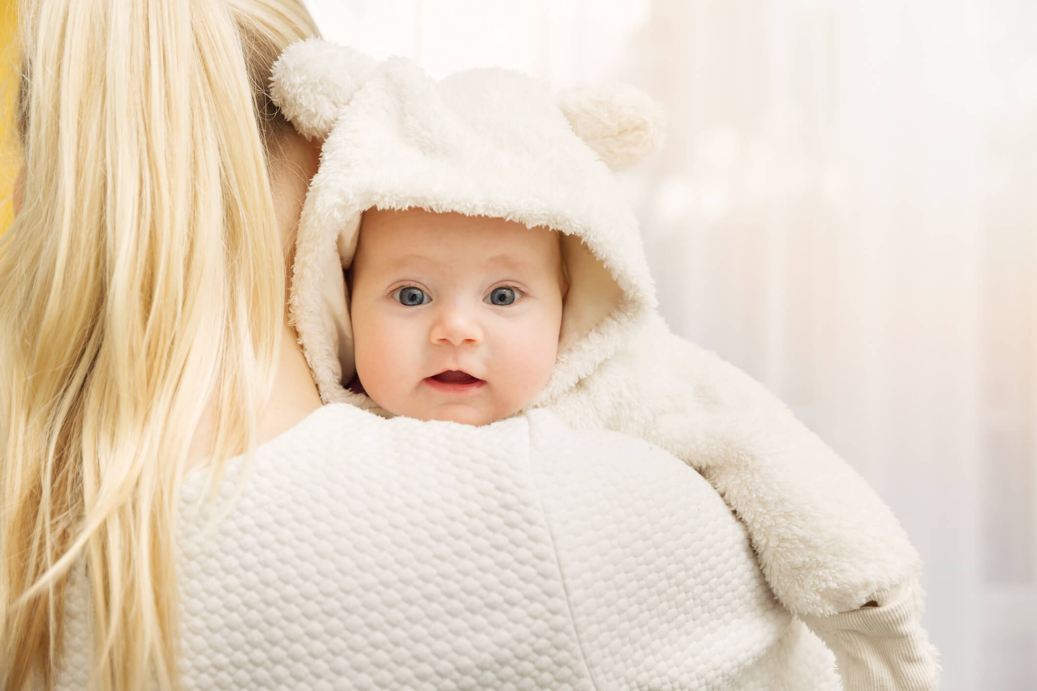 cuidados no inverno - bebê com agasalho