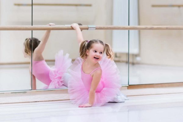atividade física para crianças - menina dançando balé