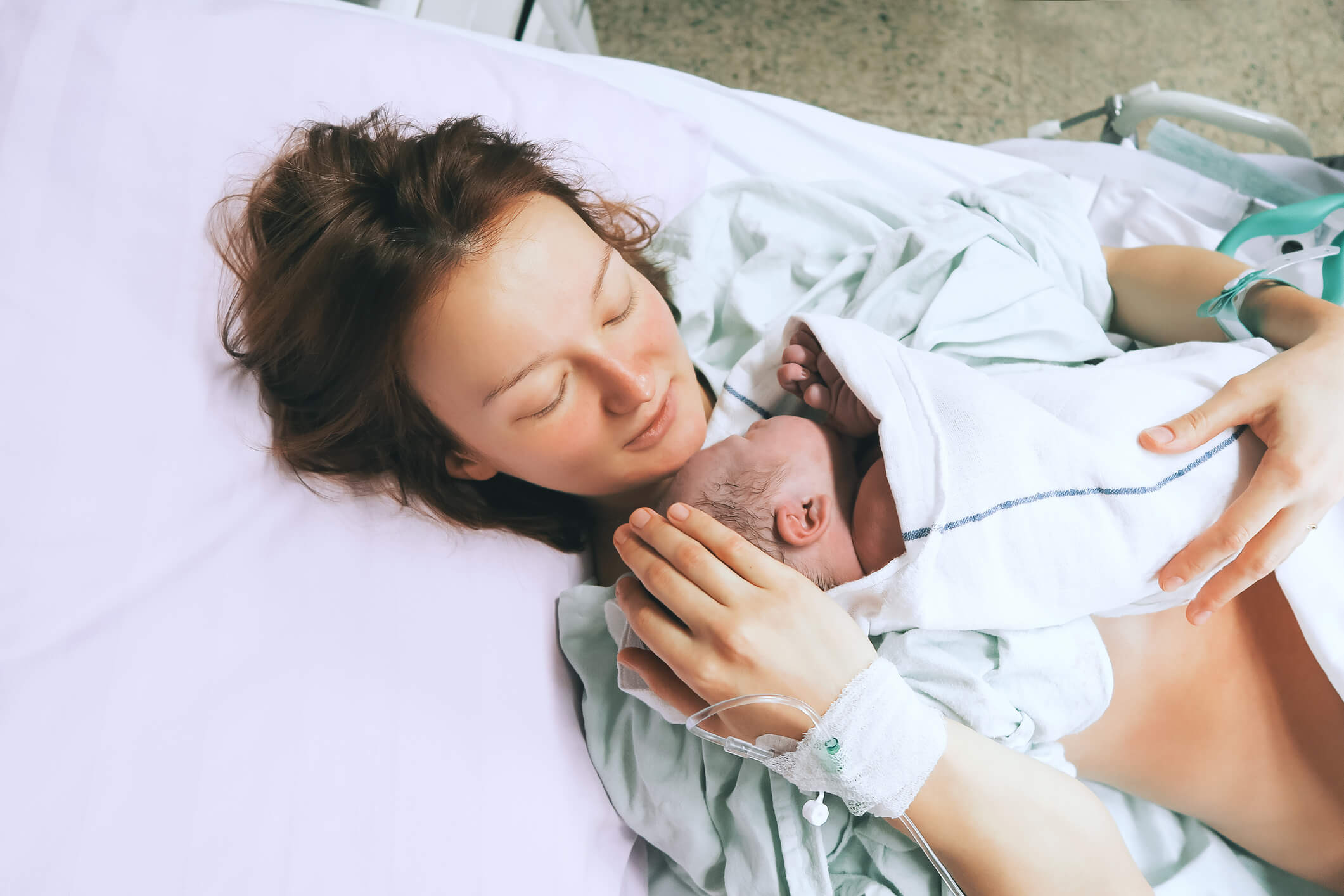 parto normal - mãe com bebê recém nascido