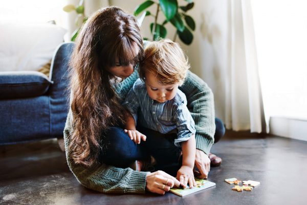 benefícios do quebra-cabeça - bebê brincando com a mãe