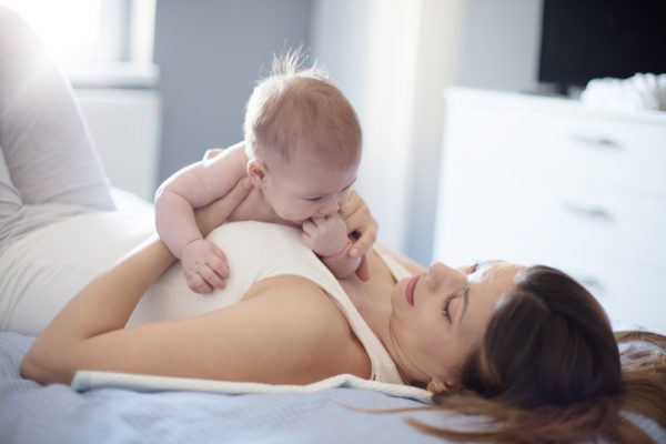 controle da cabeça - bebê de bruços na barriga da mãe