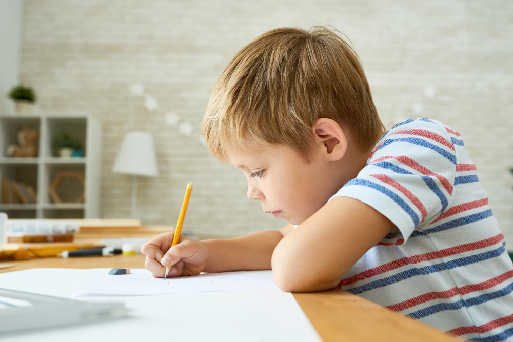 menino escrevendo