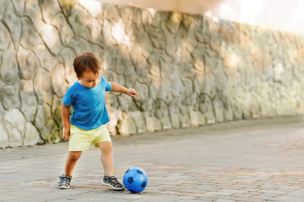 Aos dois anos, uma criança já consegue chutar uma bola.