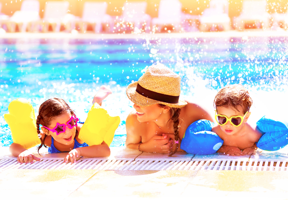 férias de verão - mãe com crianças na piscina
