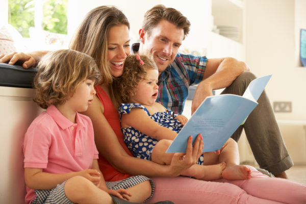 família feliz lendo em casa