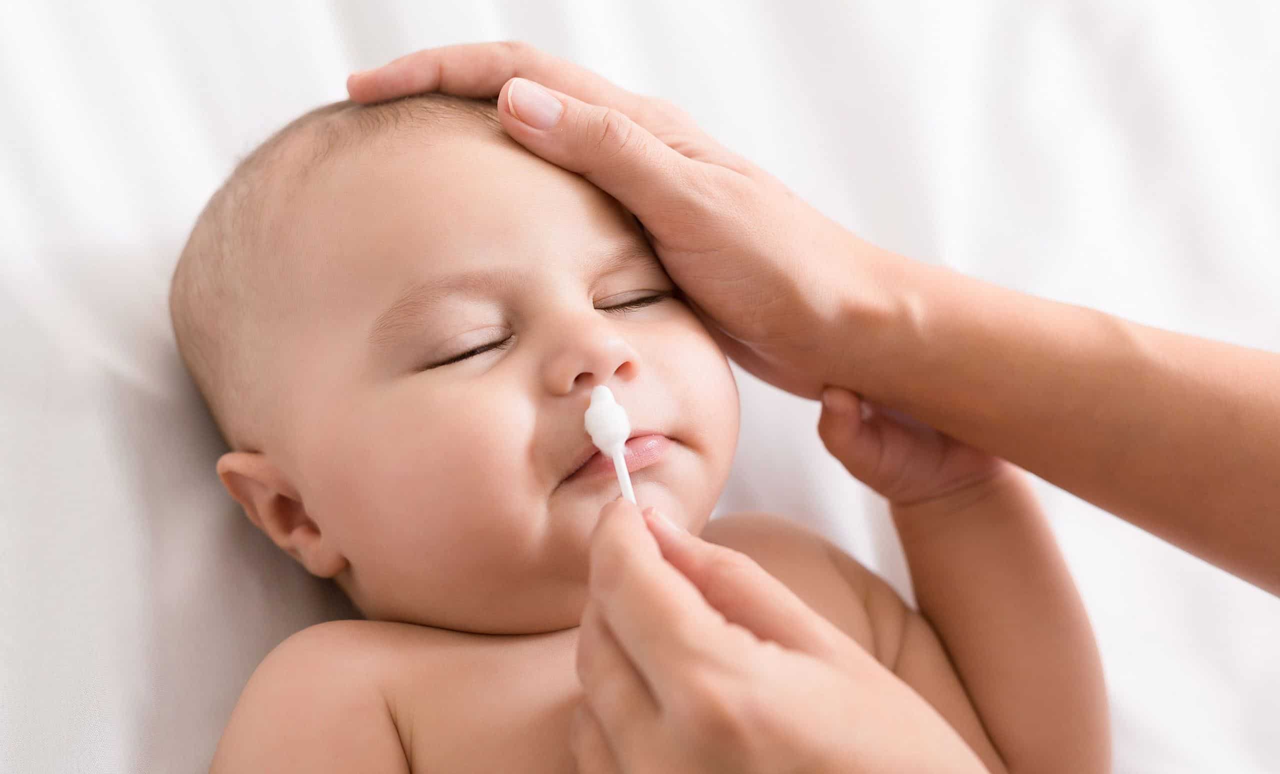 como limpar o nariz do bebê