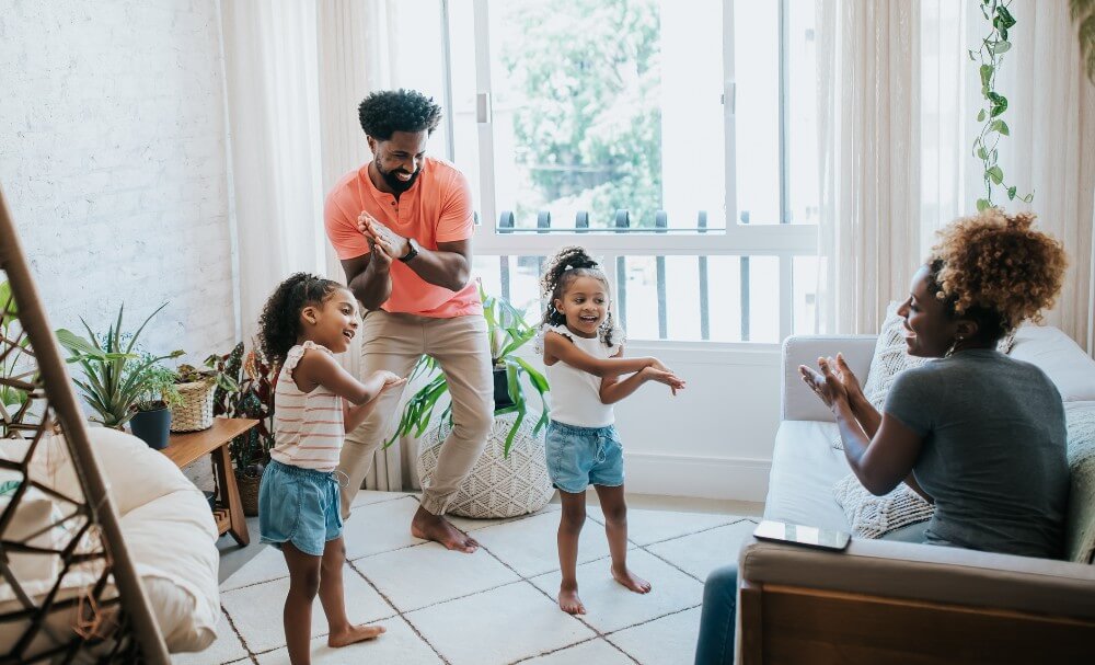 Guia de atividades e brincadeiras para famílias com crianças de 0