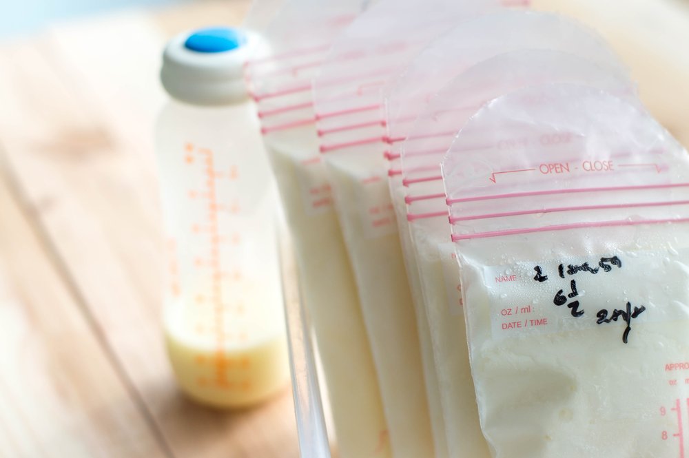 pode refrigerar o leite materno aquecido?