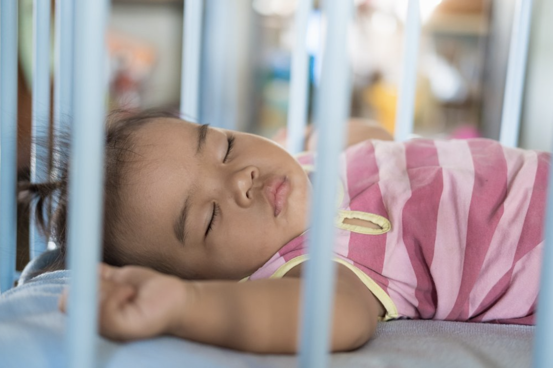 Bebê dormindo na posição correta