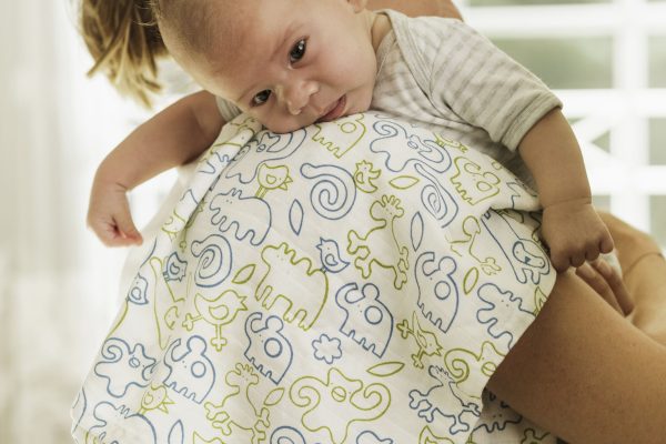 Mãe ajudando seu bebê a arrotar